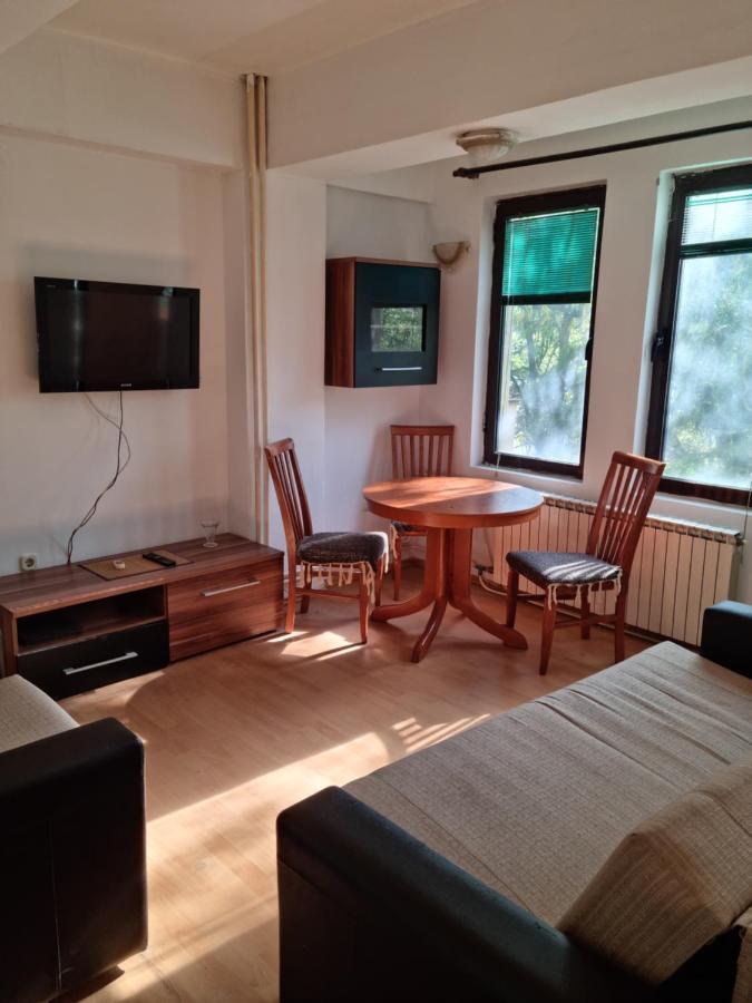 Lester Apartment *