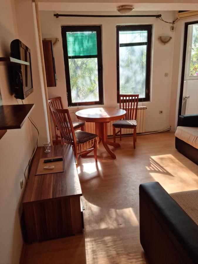 Lester Apartment