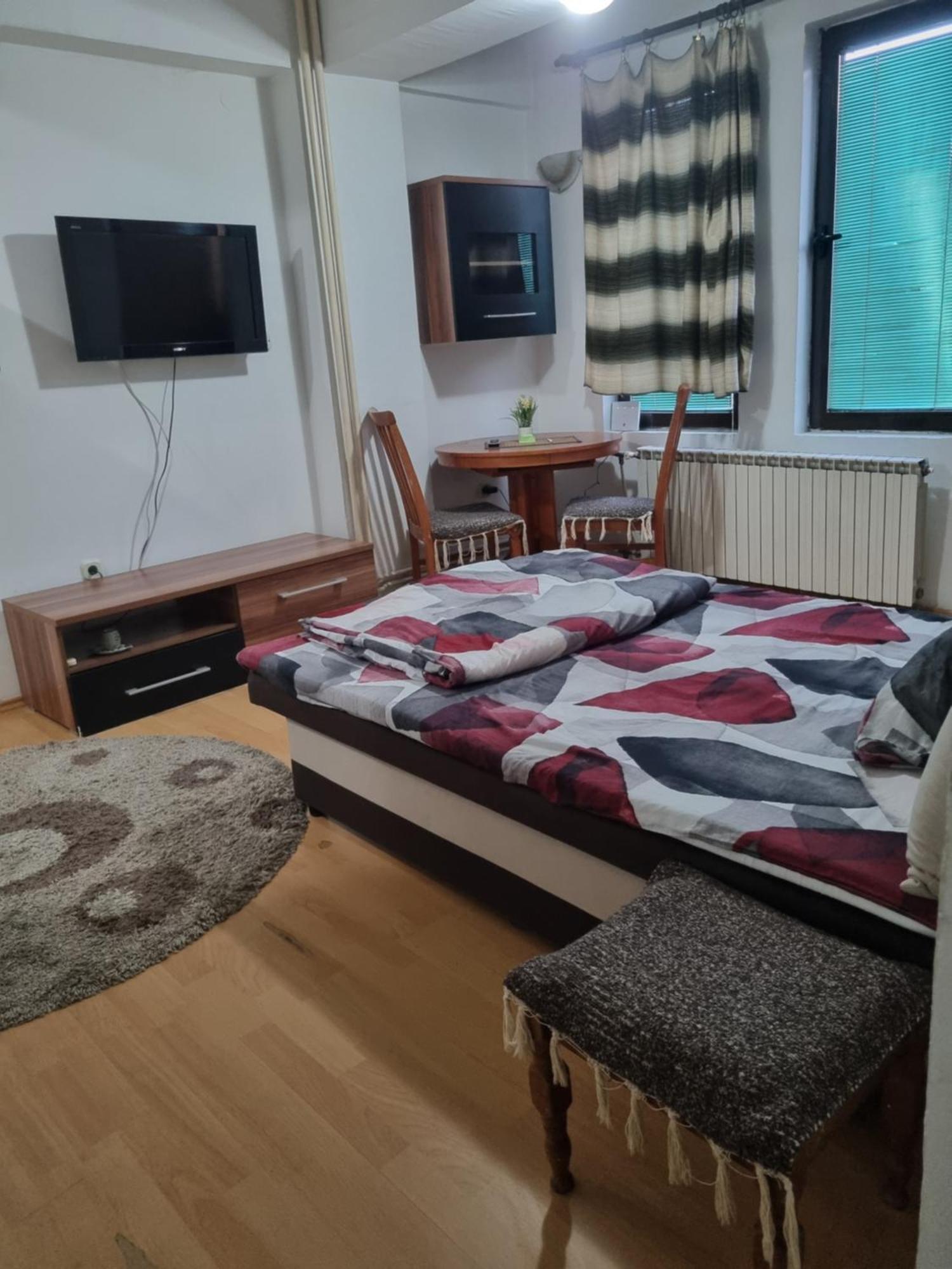 Lester Apartment *